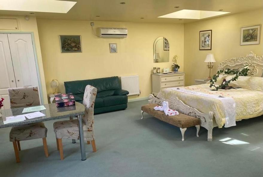Pheasant Suites Colchester Esterno foto